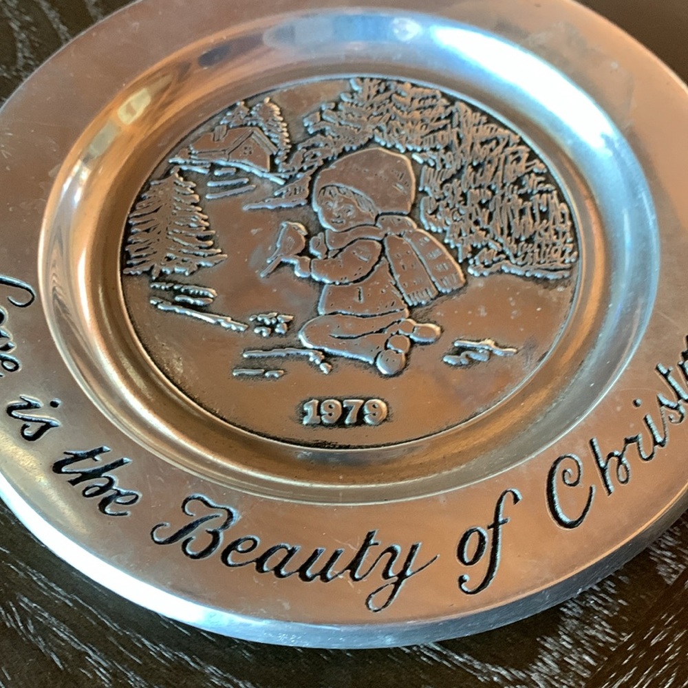 Vintage Wilton 1979 Love is the Beauty of Christmas pewter plate 7.75” diameter - Picture 3 of 8